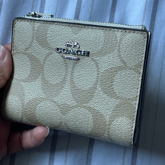 Coach Snap Billfold Wallet - Picture 4 of 14